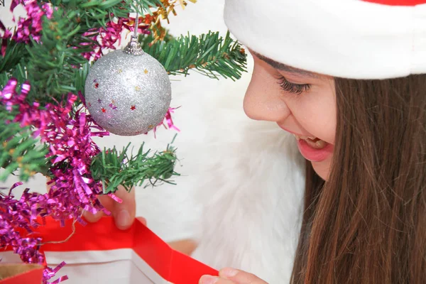 Mooi meisje, santa clausule kostuum dragen — Stockfoto