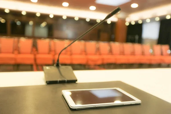 Rostrum con micrófono e ipad en la sala de conferencias —  Fotos de Stock