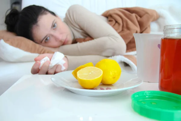 Jeune femme malade couchée au lit — Photo