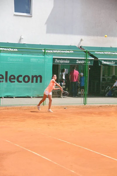 Menina bonita no campo de ténis aberto jogar ténis — Fotografia de Stock