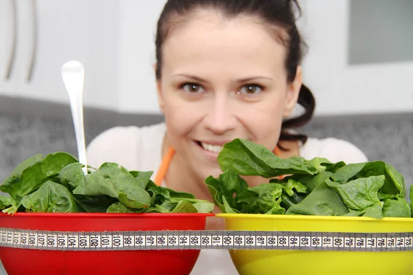 Woman preparing healthy meal, spinach in her modern kitchen — kuvapankkivalokuva