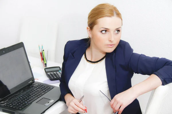 Business woman analyzing investment charts with calculator and l — Stock Photo, Image