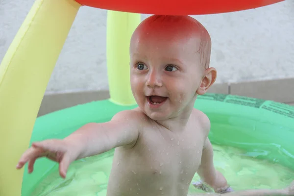 Beau bébé garçon d'un an jouant dans la piscine — Photo