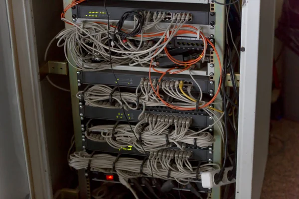 Rack gemonteerde servers in een serverruimte, close-up — Stockfoto