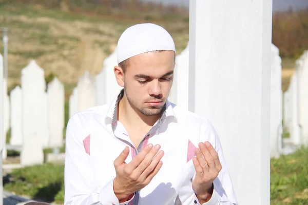 Islâmica rezando sobre a pessoa morta — Fotografia de Stock