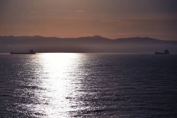 Silueta de crucero en la luz del atardecer con algunas islas en bac —  Fotos de Stock