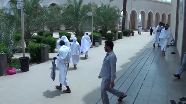 Mekka, Saudiarabien, September 2016 - muslimska pilgrimer från hela världen samlades för att utföra Umrah eller Hajj i Haram-moskén i Mekka. — Stockvideo