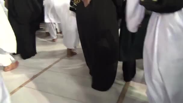 Mekka, Saudiarabien, September 2016 - muslimska pilgrimer från hela världen samlades för att utföra Umrah eller Hajj i Haram-moskén i Mekka. — Stockvideo