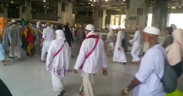 MECCA, SAUDI ARABIA, September 2016 - Muslimske pilgrimme fra hele verden samlet for at udføre Umrah eller Hajj på Haram moskeen i Mekka . – Stock-video
