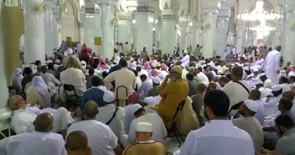 MECCA, SAUDI ARABIA, setembro de 2016 - Peregrinos muçulmanos de todo o mundo se reuniram para realizar Umrah ou Hajj na Mesquita Haram em Meca . — Vídeo de Stock