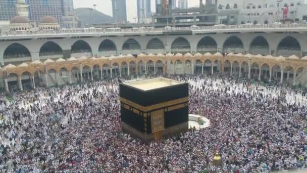 Mecca, Saudi-Arabië, September 2016 - moslim pelgrims van over de hele wereld verzameld of uit te voeren Umrah Hajj in de moskee Haram in Mekka. — Stockvideo