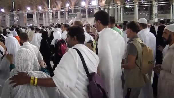 MECCA, SAUDI ARABIA, setembro de 2016 - Peregrinos muçulmanos de todo o mundo se reuniram para realizar Umrah ou Hajj na Mesquita Haram em Meca . — Vídeo de Stock