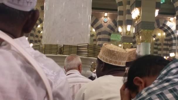 Mekka, saudi-arabien, September 2016 - muslimische Pilger aus aller Welt versammelten sich, um in der Haram-Moschee in Mekka eine Umrah oder Hadsch durchzuführen.. — Stockvideo