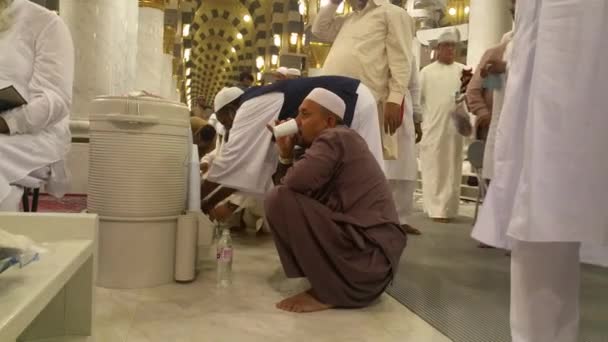 MECCA, ARABIA SAUDITA, septiembre de 2016 - peregrinos musulmanes de todo el mundo se reunieron para realizar Umrah o Hajj en la Mezquita Haram en La Meca . — Vídeos de Stock