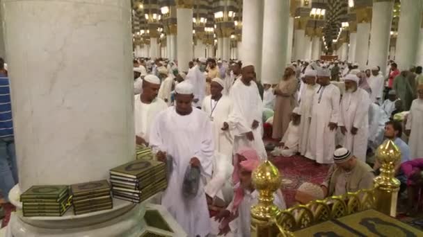 Mekka, saudi-arabien, September 2016 - muslimische Pilger aus aller Welt versammelten sich, um in der Haram-Moschee in Mekka eine Umrah oder Hadsch durchzuführen.. — Stockvideo