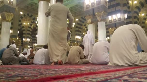 MECCA, SAUDI ARABIA, September 2016 - Muslim pilgrims from all over the world gathered to perform Umrah or Hajj at the Haram Mosque in Mecca. — Stock Video