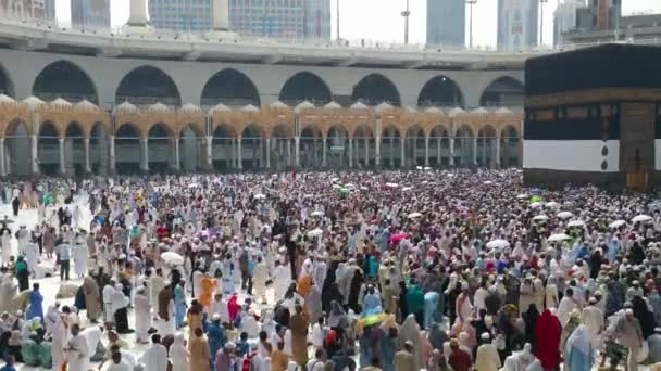 Mecca, Saudi-Arabië, September 2016 - moslim pelgrims van over de hele wereld verzameld of uit te voeren Umrah Hajj in de moskee Haram in Mekka. — Stockvideo