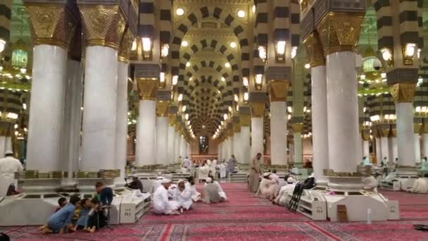 MECCA, SAUDI ARABIA, September 2016 - Muslim pilgrims from all over the world gathered to perform Umrah or Hajj at the Haram Mosque in Mecca. — Stock Video