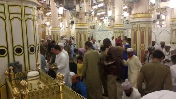 МЕККА, САУДОВСКАЯ АРАВИЯ, сентябрь 2016 года - Мусульманские паломники со всего мира собрались, чтобы совершить Умру или Хадж в мечети Харам в Мекке . — стоковое видео