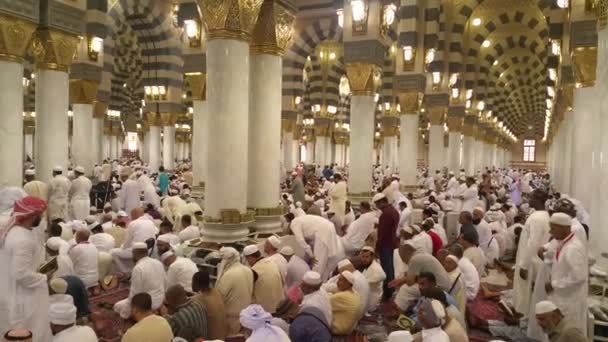 MECCA, SAUDI ARABIA, September 2016 - Muslimske pilgrimme fra hele verden samlet for at udføre Umrah eller Hajj på Haram moskeen i Mekka . – Stock-video