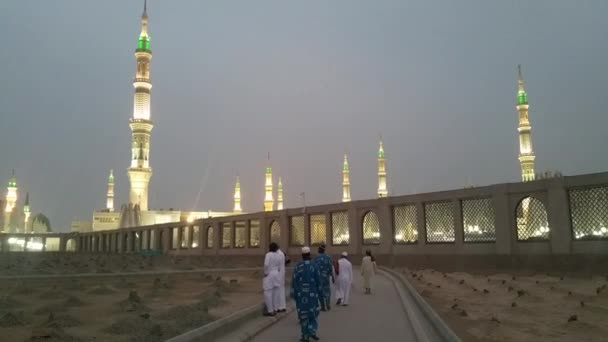 MECCA, SAUDI ARABIA, setembro de 2016 - Peregrinos muçulmanos de todo o mundo se reuniram para realizar Umrah ou Hajj na Mesquita Haram em Meca . — Vídeo de Stock