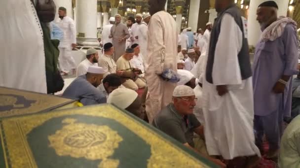 MECCA, SAUDI ARABIA, setembro de 2016 - Peregrinos muçulmanos de todo o mundo se reuniram para realizar Umrah ou Hajj na Mesquita Haram em Meca . — Vídeo de Stock