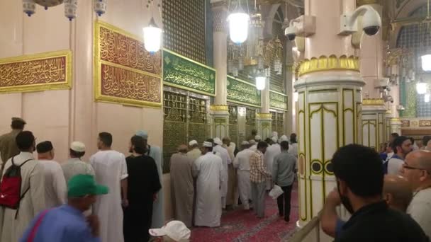 Mekka, Saudiarabien, September 2016 - muslimska pilgrimer från hela världen samlades för att utföra Umrah eller Hajj i Haram-moskén i Mekka. — Stockvideo