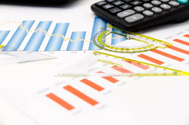 İş yatırım grafik hesap makinesi ve dizüstü bilgisayar ile analiz