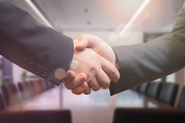 İş ve ofis kavramı. İş adamı el sıkışır.