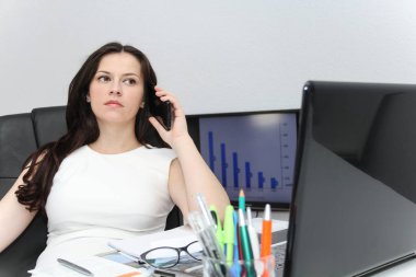 Çekici kadın kullanım akıllı telefon ve onun wor oturan