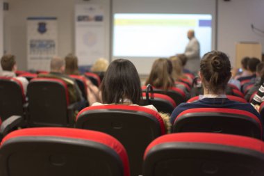 Konferans salonundaki iş adamı başarılı bir başlangıç yaptı.