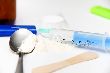 Uyuşturucu şırıngası ve pişirilmiş eroin.