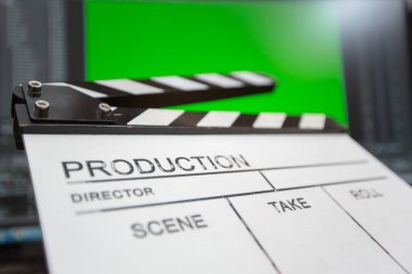 Arka planda film alkışlaması ve düzenleme odası
