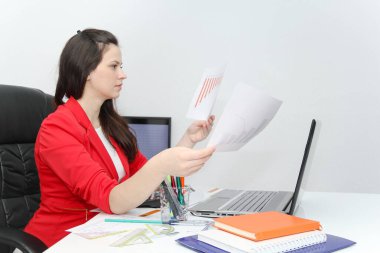 Çok iş kadın calculato grafiklerle yatırım analizi