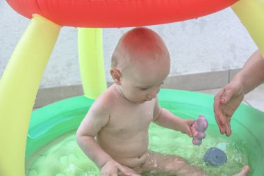 Güzel erkek bebek oyun alanında oynuyor.