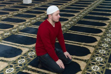 Müslüman adam camide namaz kılıyor.