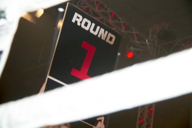 Maç sırasında profesyonel boksör, dövüş için hazırlanıyor, kapat