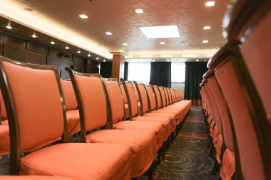 Konferans salonu ya da seminer odası, oditoryum, salon ya da sınıfta sıra boş koltuk..