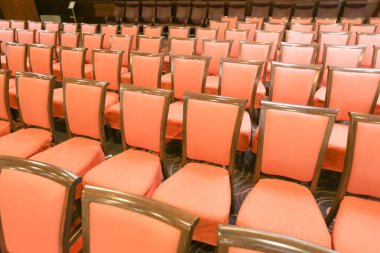 Konferans salonu ya da seminer odası, oditoryumdaki boş koltuk sırası.