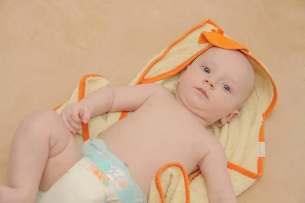 Menino lindo, cinco meses de idade brincando — Fotografia de Stock