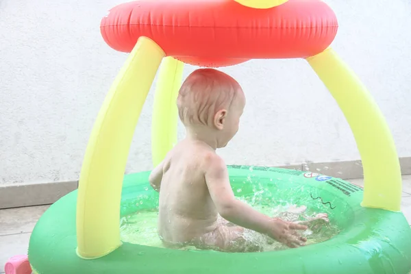 Menino lindo, cinco meses de idade brincando — Fotografia de Stock