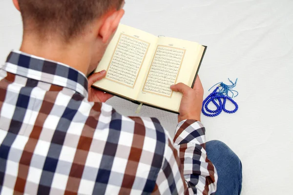 Giovane che legge il Santo Corano — Foto Stock