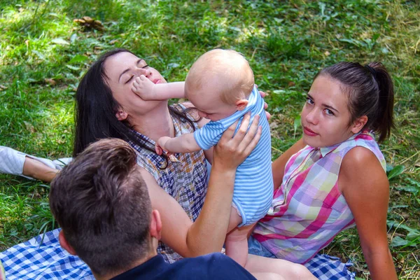 Bonne famille pique-niquer dans le parc verdoyant — Photo