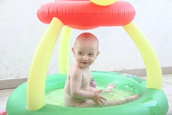 Bellissimo bambino, cinque mesi di gioco — Foto Stock