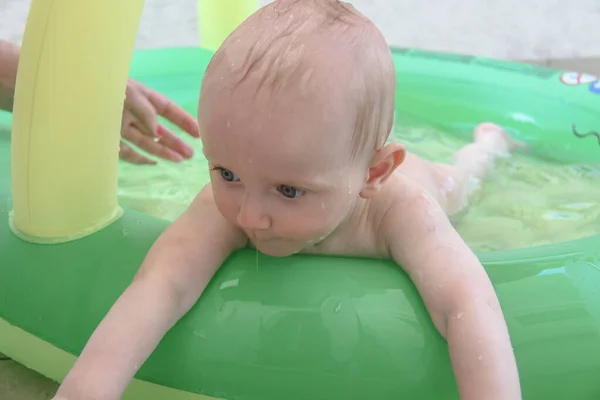 Schöner kleiner Junge, fünf Monate alt beim Spielen — Stockfoto