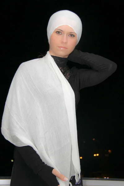 Bella donna musulmana prepararsi a pregare — Foto Stock