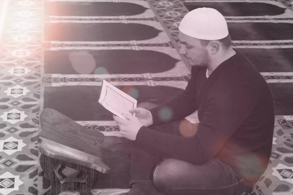 Muzułmanin recytujący ze świętej księgi Koran, Koran, islamska religia — Zdjęcie stockowe