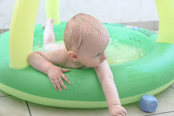 Schöner kleiner Junge, fünf Monate alt beim Spielen — Stockfoto