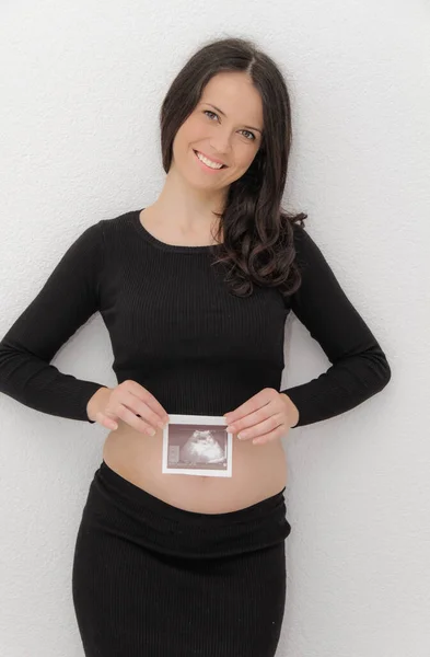 Donna incinta felice con grande pancia alla finestra, gravidanza, madre — Foto Stock