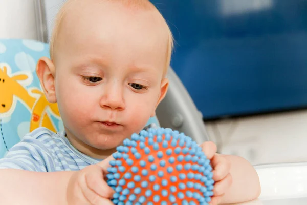 Ein Jahr Baby schaut Zeichentrickfilme im Fernsehen und spielt — Stockfoto